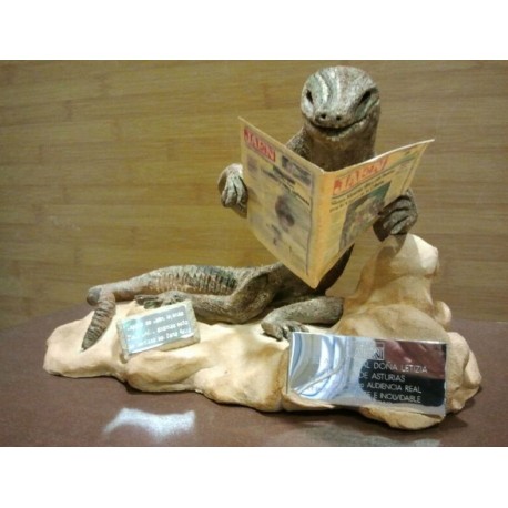 Lagarto leyendo